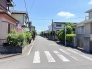 空が広く開放感のある、穏やかで静かな時間が流れる住宅街の佇まい。