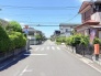 穏やかな空気が流れる閑静な住宅街で、日々の暮らしに安らぎを感じられる落ち着いた周辺環境です。