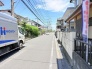 穏やかな空気が流れる住宅街に位置しており、日々の暮らしに心地よい平穏をもたらしてくれそうです。
