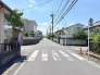 穏やかな空気が流れる住宅街の風景が、日々の暮らしに心地よい安らぎをもたらしてくれます。