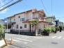 閑静な住宅街の一角に佇む、落ち着いた色合いの外観が日々の暮らしに安らぎをもたらします。