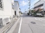 整然とした住宅街の中に位置しており、落ち着いた日常を過ごせそうな穏やかな環境が広がっています。