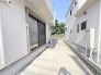 建物の間にゆとりあるスペースが確保されており、日常の動線を心地よく整えてくれる住環境です。