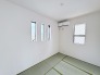 白を基調とした壁面と天然素材の質感が調和し、住まう人の個性を静かに受け入れる穏やかな空間が広がります。