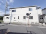 すっきりと整った外観が街並みに溶け込み、穏やかな日常を予感させる佇まいです。