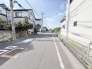 落ち着いた住宅街が広がり、日々の暮らしに穏やかな安らぎを感じさせる環境です。