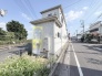 青空が広がる閑静な住宅街に佇み、日々の暮らしに安らぎを感じさせるすっきりとした外観です。