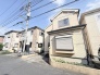 閑静な住宅街に佇む、日々の暮らしに安らぎと落ち着きをもたらす住まいです。