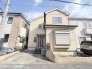 街並みに穏やかに溶け込み、日常を優しく受け止めてくれる落ち着いた佇まいの外観です。