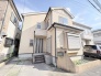 周囲の街並みに自然と馴染む、落ち着いた佇まいが日々の暮らしに心地よさを添えてくれます。