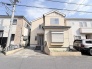 周囲の街並みと調和する、落ち着いた佇まいが日々の暮らしに安らぎをもたらす住まいです。