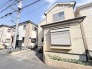 周囲の街並みに穏やかに溶け込み、心地よい暮らしの予感を感じさせる佇まいが魅力です。