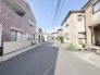 穏やかな空気が流れる住宅街の風景が、日々の暮らしに安心感と落ち着きをもたらしてくれます。