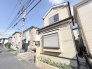 周辺環境と調和する穏やかな佇まいで、日々の暮らしに心地よさと落ち着きを感じさせる外観です。