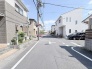 閑静な住宅街に位置し、ゆとりある空が広がる落ち着いた住環境が魅力の立地です。