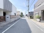 ゆとりある幅員が確保された、整然とした街並みに寄り添う穏やかな住環境です。
