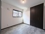 落ち着いたトーンの建具と木目調の床が調和し、静寂の中に上質なやすらぎを感じさせる空間です。