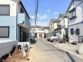 穏やかな住宅街に位置し、落ち着いた日々の暮らしを感じさせる閑静な住環境が広がっています。