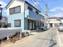 爽やかなブルーの外壁が周囲の街並みに映え、落ち着いた暮らしを予感させる佇まいです。