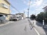 穏やかな時間が流れる落ち着いた住宅街で、日々の暮らしに心地よいゆとりを感じさせてくれる街並みです。