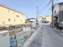 落ち着いた住宅街のなかに位置し、これから始まる新しい暮らしの基盤を感じさせる穏やかな立地です。