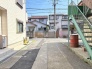 穏やかな日常の気配が漂う、閑静な住宅街の一角に位置しています。