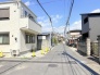 落ち着いた住宅街の一角にあり、日々の暮らしに穏やかな静けさが流れる良好な住環境です。