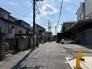 落ち着いた住宅街の雰囲気が漂い、日々の暮らしに安らぎを感じさせる穏やかな街並みです。