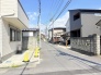 穏やかな空気が流れる住宅街の風景は、日々の暮らしに心地よい安らぎをもたらしてくれます。