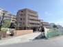 落ち着いた色調のタイルが重厚感を醸し出し、街並みに穏やかに調和する佇まいです。