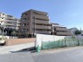 街並みに馴染む落ち着いた佇まいが、日々の暮らしに穏やかな安心感をもたらしてくれます。