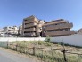青空に映える重厚な外観が、心地よい暮らしの予感をもたらしてくれる佇まいです。