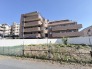 落ち着いた色合いの外壁が街並みに馴染む、風格と安定感のある佇まいのマンションです。