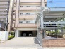 街並みに溶け込む落ち着いた外観と、整理された敷地が日々の暮らしに安心感をもたらします。