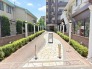 手入れの行き届いた植栽と石畳の小道が、帰宅するたびに穏やかな気持ちへといざなってくれる空間です。