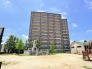 青い空と豊かな緑に囲まれ、日々の暮らしに穏やかな安らぎをもたらす住環境が整っています。