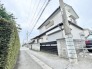閑静な住宅街に佇み、日々の暮らしに穏やかな落ち着きをもたらす住まいです。
