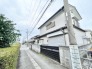 静かな住宅街に佇む、落ち着いた佇まいと穏やかな街並みが日々の暮らしに安らぎを添えてくれます。