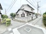 静かな住宅街に佇む、落ち着いた雰囲気を感じさせる角地の住まいです。