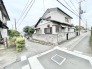 穏やかな街並みに溶け込む、落ち着いた佇まいが魅力の角地に建つ住まいです。
