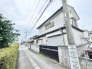 穏やかな日常の気配が漂う、落ち着いた住宅街に佇む住まいです。