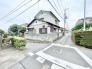 穏やかな街並みに溶け込む、落ち着いた佇まいが魅力の住環境です。