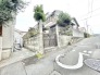 緑の植栽が穏やかな表情を見せる、落ち着いた佇まいの住まいが日々の暮らしを優しく包み込みます。