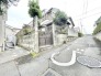 落ち着いた街並みに溶け込む、静かで穏やかな日常が流れる住環境です。