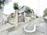 緑豊かな庭木が穏やかな表情を見せる、落ち着いた佇まいの住まいが日々の暮らしを優しく迎え入れてくれます。