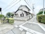 穏やかな街並みに馴染む、歴史の積み重ねを感じる落ち着いた佇まいの住まい。
