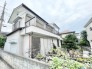 周囲の静かな街並みに馴染み、穏やかな時間が流れる落ち着いた佇まいの住まいです。