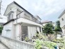 周辺の落ち着いた街並みに溶け込みながら、端正な佇まいで住まう方を優しく迎え入れる外観です。