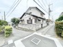 落ち着いた街並みに佇む、角地の開放感と穏やかな空気が流れる住まい。