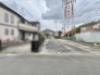 周囲の環境と静かに調和し、日々の生活を穏やかに包み込む落ち着いた佇まい。